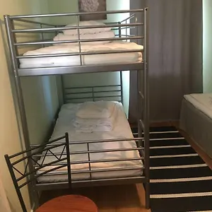 Treetop Hangout & Hotel
